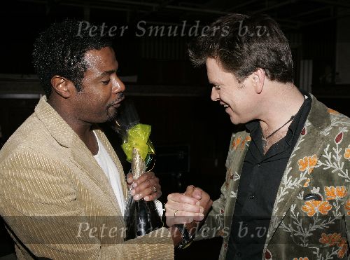 Hilversum 1 april 2005
Afscheidsfeestje van Beau v Erven Dorens. 
John Williams met  Beau en champagne