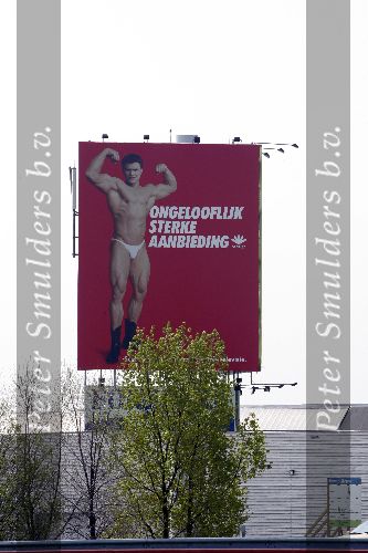 Den Haag 25 april 2005
Billboard Beau v Erven Dorens  met reclame van Scarlet