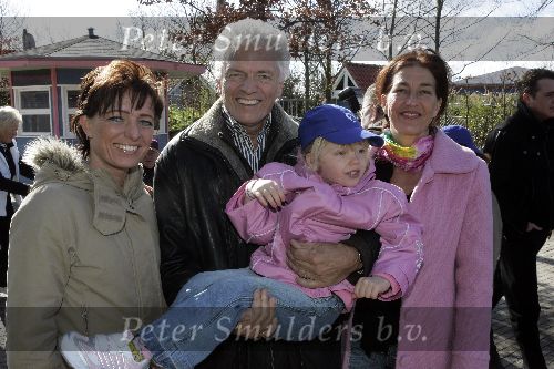 Harderwijk 9 april 2005
Opening dolfinarium Harderwijk.
Ben Cramer met vrouw en kleinkind en dochter