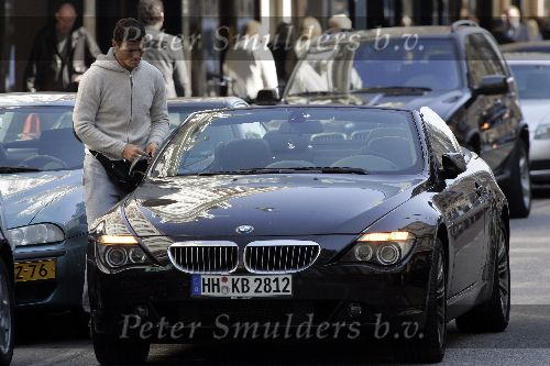 Amsterdam 2 april 2005
Boularouz met BMW cabrio op pc hooftstraat