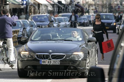 Amsterdam 2 april 2005
Boularouz met BMW cabrio op pc hooftstraat