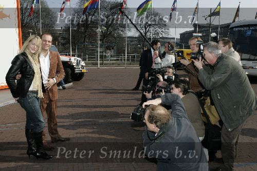 Den Haag 1 april 2005
Verjaardagskaart koningin Beatrix bij madurodam
Chantal Janzen en Carlo Boszhard met pers