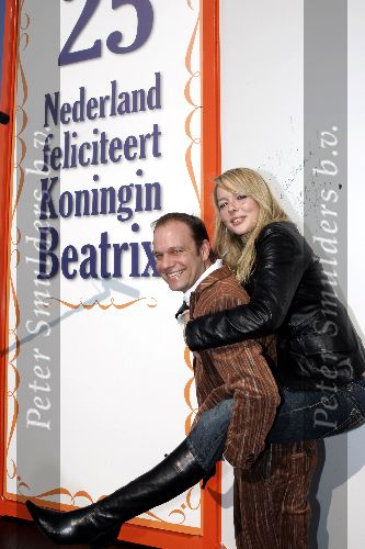 Den Haag 1 april 2005
Verjaardagskaart koningin Beatrix bij madurodam
Chantal Janzen en Carlo Boszhard