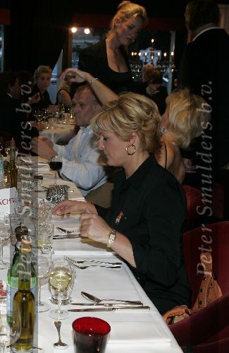 Laren 7 april 2005
Caroline Tensen met op achtergrond haar ex-man Frank Wisse