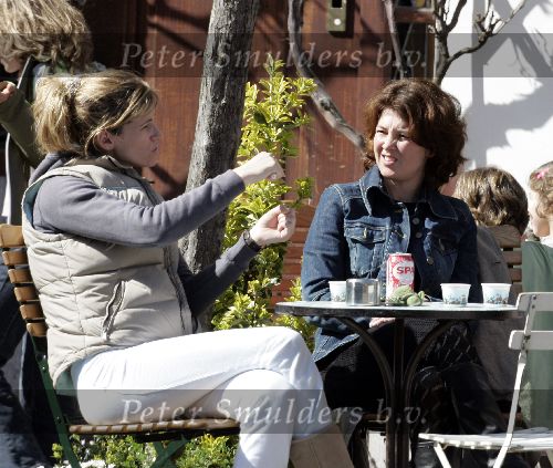 Amsterdam 11 april 2005
Danielle Overgaag met gebroken been op terras.