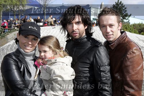 Harderwijk 9 april 2005
Opening dolfinarium Harderwijk.
Diane Beekman met petje en nichtje en Mari v d Ven met vriend