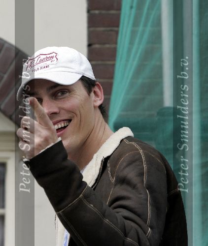 Amsterdam 28 april 2005
Dj Tiesto met gsm en petje op straat