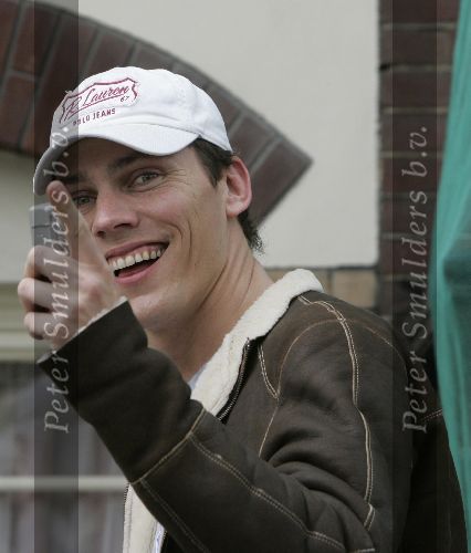 Amsterdam 28 april 2005
Dj Tiesto met gsm en petje op straat