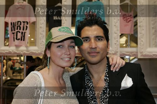 Amsterdam 14 april 2005
Marie Claire 15 jaar oud. Verkoop t shirts t.b.v. kankerbestrijding.
Do zangeres met petje en Rodrigo Otazu