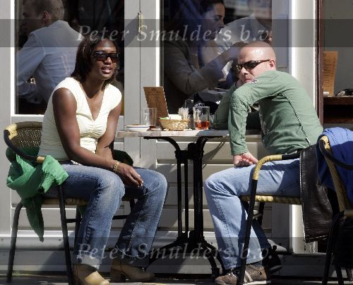 Amsterdam 2 april 2005
Tjeerd Oosterhuis en Edsilia Rombley op terras