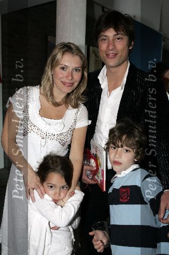 Amsterdam 25 april 2005
Elle v Rijn zwanger met Kaja Wolfers en haar 2 kinderen