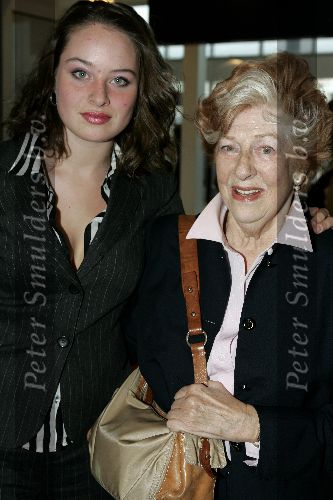 Amsterdam 24 april 2005
Premiere de Jantjes in de rai.
Ellen Vogel met kleindochter