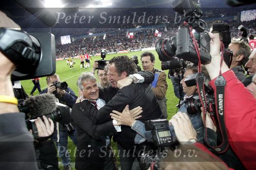 Eindhoven, 23 April 2005
Kampioenswedstrijd PSV-Vitesse, eindstand 3-0
Guus Hiddink Fred Rutten en Rene Eijkelkamp vieren feest.
Persfotografen.