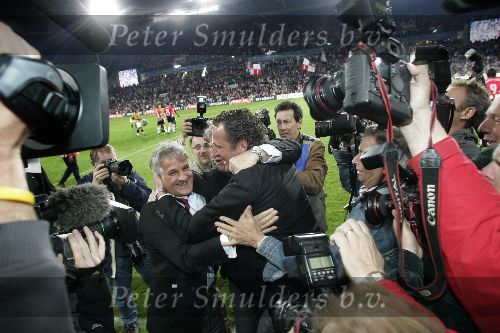 Eindhoven, 23 April 2005
Kampioenswedstrijd PSV-Vitesse, eindstand 3-0
Guus Hiddink Fred Rutten en Rene Eijkelkamp vieren feest
Persfotografen.
