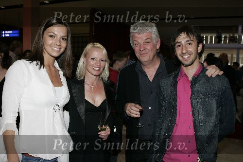 Amsterdam 24 april 2005
Premiere de Jantjes in de rai.
v.l.n.r.Petra Kagchelland, Melline Mollerus Frits Jansma en Gurkan Kucuksenturk