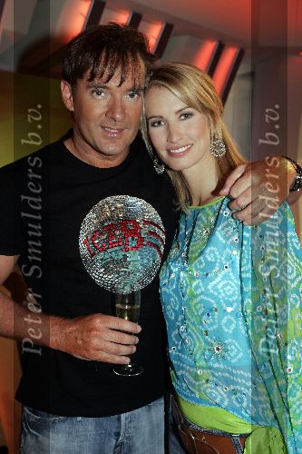 Amsterdam 25 april 2005
1000e aflevering van shownieuws.  
Anouk Smulders en Gerard Joling
