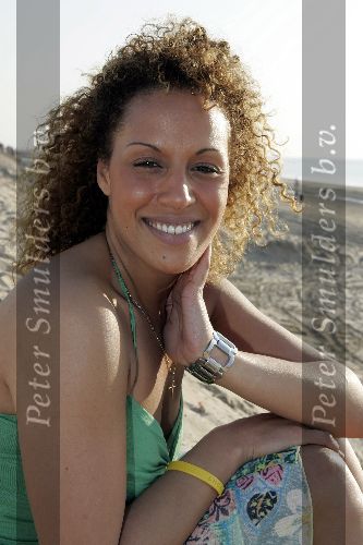 Bloemendaal 2 april 2005
Opening van strandtent vroeger.
Glennis Grace  met geel bandje