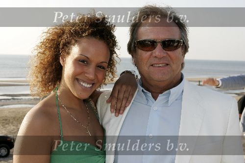 Bloemendaal 2 april 2005
Opening van strandtent vroeger.
Glennis Grace  met John v Katwijk (haar manager )