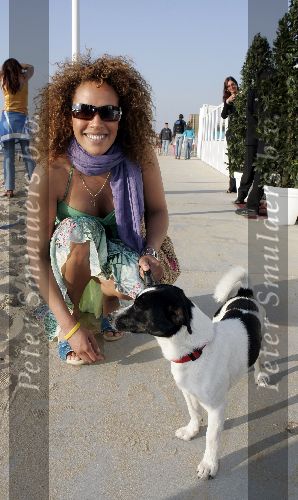 Bloemendaal 2 april 2005
Opening van strandtent vroeger.
Glennis Grace  met zonnebril en hondje