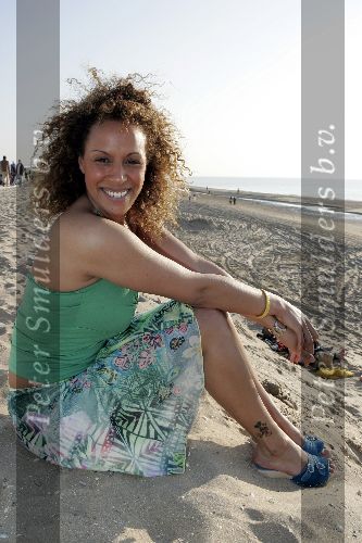 Bloemendaal 2 april 2005
Opening van strandtent vroeger.
Glennis Grace  met mickey mouse tattoeage en geel bandje
