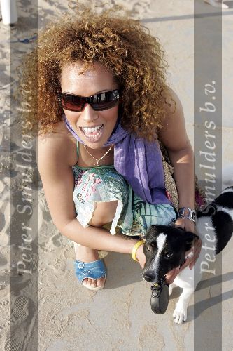 Bloemendaal 2 april 2005
Opening van strandtent vroeger.
Glennis Grace  met zonnebril en hondje