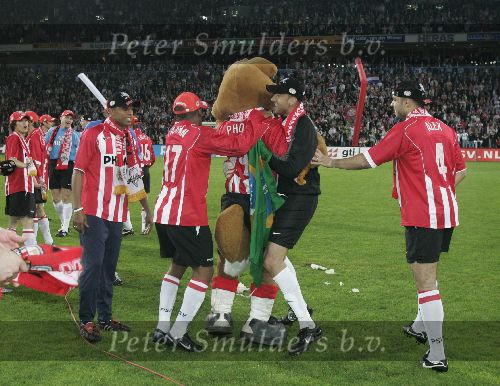 Eindhoven, 23 April 2005
Kampioenswedstrijd PSV-Vitesse, eindstand 3-0
Gomes danst met Phoxy, Alex PSV en Farfan.