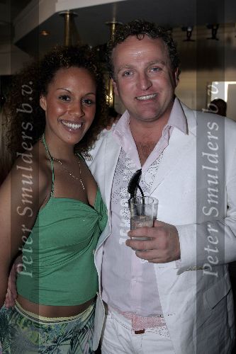 Bloemendaal 2 april 2005
Opening van strandtent vroeger.
Gordon met Glennis Grace