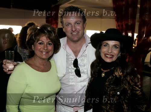 Bloemendaal 2 april 2005
Opening van strandtent vroeger.
Yonina met hoed en Gordon en Christine Kroonenberg