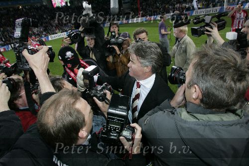 Eindhoven, 23 April 2005
Kampioenswedstrijd PSV-Vitesse, eindstand 3-0
Guus Hiddink viert feest
Persfotografen.