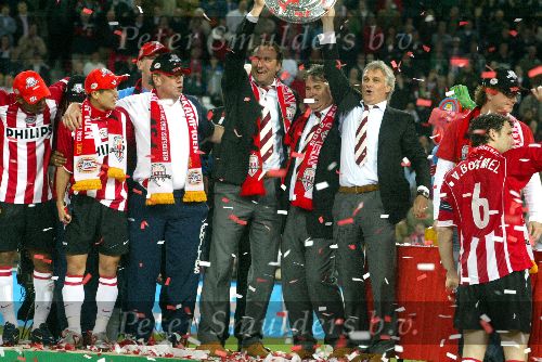 Eindhoven, 23 April 2005 Kampioenswedstrijd PSV-Vitesse, eindstand 3-0
PSV Landskampioen 2004/2005
Mark v Bommel met kampioensschaal Guus Hiddink, Fred Rutten, Rene eijkelkamp met kampioensschaal, Mart v d Heuvel, Lee, guus Meeuwis en Mark v bommel.