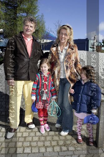 Harderwijk 9 april 2005
Opening dolfinarium HARDERWIJK.
Hans v Hemert met vriendin en dochter
