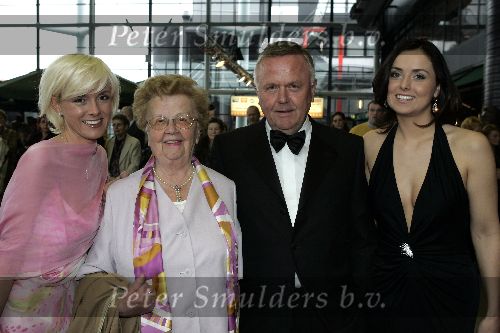Rotterdam 16 april 2005
Luciano Pavarotti in Ahoy.
Harry Mens met zijn moeder en dochters Suze Mens, Marloes Mens