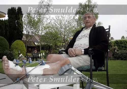 Eindhoven, 23 April 2005
Harry v Kemenade vandaag terug uit het ziekenhuis
gefotografeert in zijn tuin