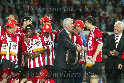 Eindhoven, 23 April 2005 Kampioenswedstrijd PSV-Vitesse, 
eindstand 3-0
PSV aanvoerder Mark v bommel ontvangt de schaal uit handen van KNVB directeur Henk Hesler. Rechts PSV voorzitter Rob Westerhof