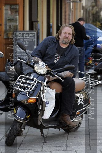Amsterdam 11 april 2005
Henk Schiffmacher op vespa scooter