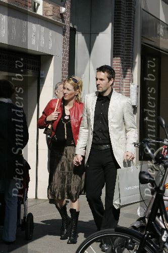 Amsterdam 12 april 2005
Henk Timmer en Marianne Timmer hand in hand op de pc Hooftstraat.