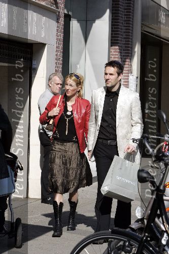 Amsterdam 12 april 2005
Henk Timmer en Marianne Timmer hand in hand op de pc Hooftstraat.