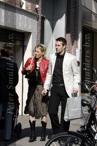 Amsterdam 12 april 2005
Henk Timmer en Marianne Timmer hand in hand op de pc Hooftstraat.