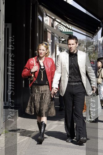 Amsterdam 12 april 2005
Henk Timmer en Marianne Timmer hand in hand op de pc Hooftstraat.