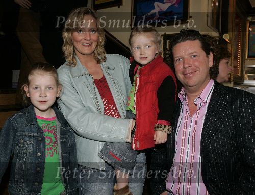 Amsterdam 17 april 2005
Presentatie dvd MY dad is a rockstar bij Hard Rock cafe.
Henkjan Smits met gezin