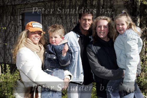 Harderwijk 9 april 2005
Opening dolfinarium Harderwijk.
Inge de Bruijn met petje en Jakline  met gezin