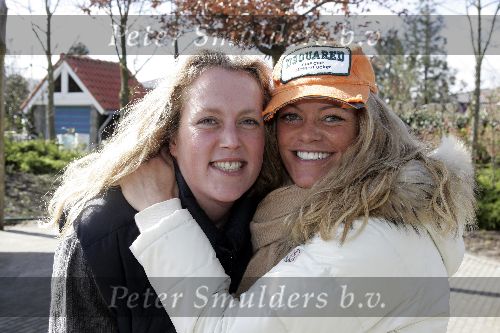 Harderwijk 9 april 2005
Opening dolfinarium Harderwijk.
Inge de Bruijn met petje entweelingzus Jakline