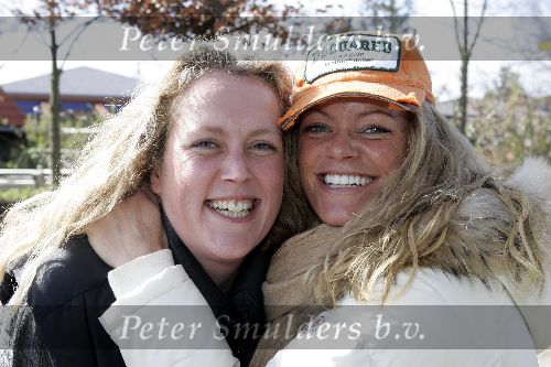 Harderwijk 9 april 2005
Opening dolfinarium Harderwijk.
Inge de Bruijn met petje entweelingzus Jakline