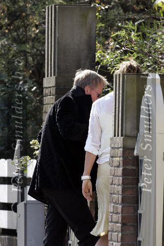 Amsterdam 3 april 2005
Jack Spijkerman net terug uit ziekenhuis verschuilt zich achter zijn jas. Links zijn vrouw.