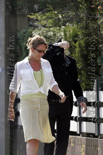 Amsterdam 3 april 2005
Jack Spijkerman net terug uit ziekenhuis verschuilt zich achter zijn jas. Links zijn vrouw.