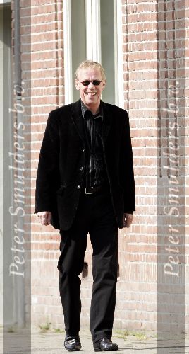 Amsterdam 4 april 2005
Jack Spijkerman wandelend  met zonnebril nadat hij uit het ziekenhuis ontslagen is na klaplong