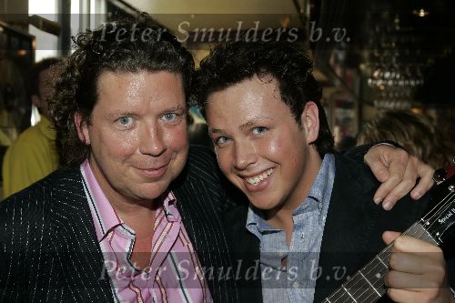 Amsterdam 17 april 2005
Presentatie dvd MY dad is a rockstar bij Hard Rock cafe.
Henkjan Smits met Jamai Idols
