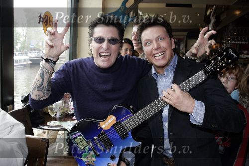 Amsterdam 17 april 2005
Presentatie dvd MY dad is a rockstar bij Hard Rock cafe.
Jamai Idols met Barry hay