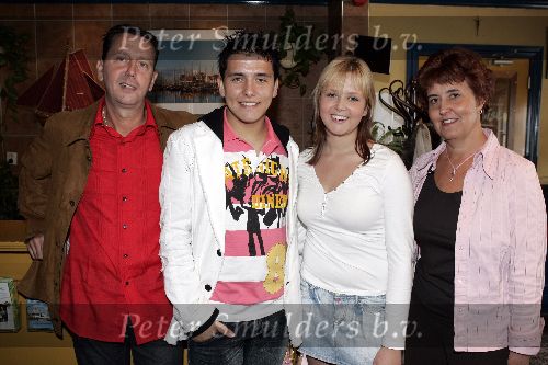 Volendam 22 april 2005
Presentatie dvd Jan Smit bij Old Dutch.
Jan Smit  met ouders en zus