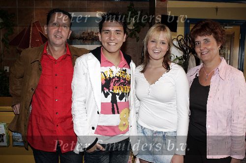 Volendam 22 april 2005
Presentatie dvd Jan Smit bij Old Dutch.
Jan Smit  met ouders en zus